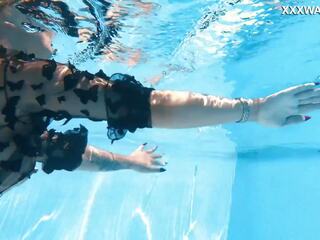 В басейн стає її етап, її movements an aquatic ballet