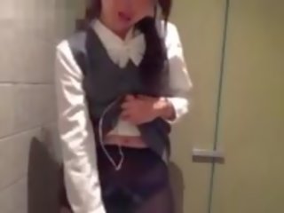 Japanska kontors ung kvinna är i hemlighet exhibitionist och klotter