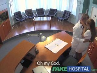 Fakehospital forró x névleges csipesz -val orvosi férfi és ápolónő -ban beteg várakozás szoba