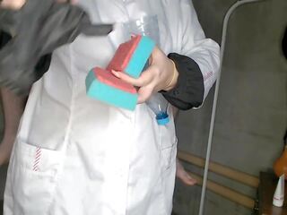 Paksuke meditsiiniõde instructing patsient handmade tupp jaoks.