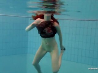 كبير الثدي امرأة سمراء ميا تحت الماء عار