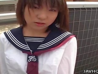 Japansk unge dame suger aksel usensurert
