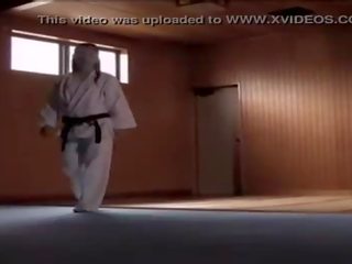 Japānieši karate skolotāja rapped līdz studen twice
