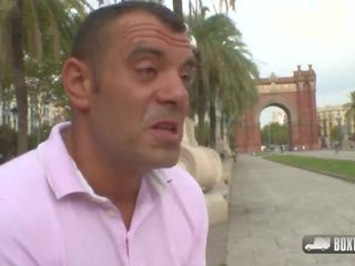 Sicilia πληροί αυτήν γριά νέος άνθρωπος σε barcelona