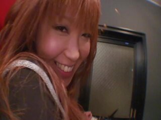 Otäck japanska sweetheart gnuggningar henne klitte före kissar i en bar toalett | xhamster