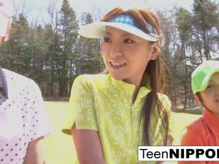 Attractive asiática jovem grávida meninas jogar um jogo de tira golf: hd porcas vídeo 0e