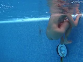 Fátyolszövet tatum mastubates neki csábító nedves punci által a medence