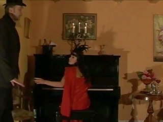 Реколта момиче налагани с пръчки на на пиано, безплатно възрастен клипс 13