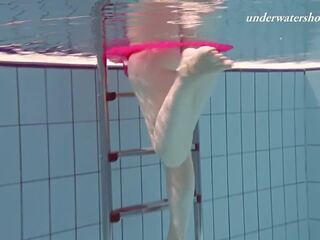 Nejsexi těsný drobounký dospívající swims freely podvodní