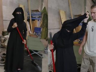 Tour ของ รองเท้าบู้ทส์ - มุสลิม หญิง sweeping ชั้น ได้รับ noticed โดย oversexed อเมริกัน soldier