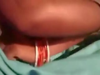 Desi pueblo bhabhi masturbándose con candle y abusar