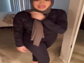 Chienne en une hijab avec une grand cul