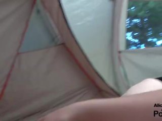 Öffentlich camping : teenager fick im ein tent