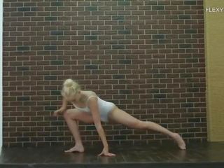 Groovy násťročné femme fatale robí gymnastics nahý dora tornaszkova