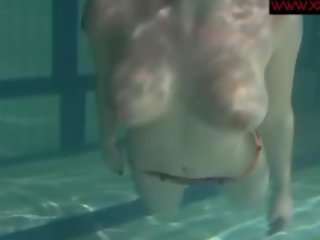 Underwatershow su smulkus siskina didelis krūtys