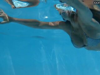 Sledovať ju plávanie nahý podvodné v the bazén