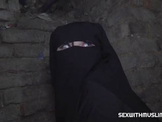 Này muslim trẻ phụ nữ là bị ràng buộc lên trong các cellar qua cô ấy.