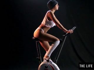 Красавици потен тийн разгонване един exercise bike седалка.