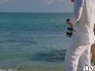 Helleveeg model- heeft super geil seks video- op de strand