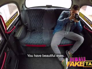 Žena falešný taxi tremendous souložit a obličejový úprava právo po sedusive zpět místo fotografie