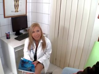 Gorgeous Teen Dr. Jessy Brown Kneels Down to Provide Clinic supremacy Hole Blowjob
