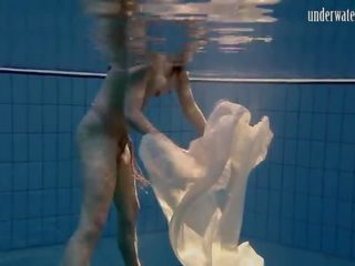 I veçantë çeke adoleshent me lesh pidh në the pishinë