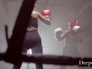 Dypere haley reed sprer seg henne ben til to boxers: skitten video 7b