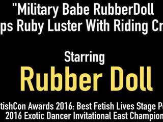 Militar deusa rubberdoll slaps ruby luster com a montar crop!