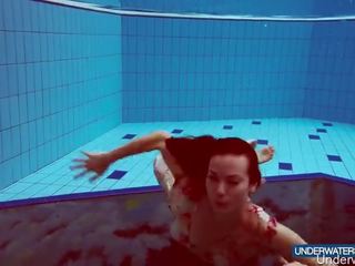 Onderwater zwemmen in een jurk door martina