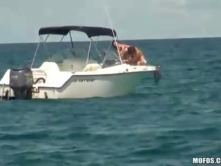 Две момичета на а яхта spied на и ударих