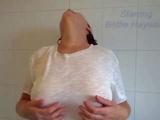 Bettie hayward võtab a dušš