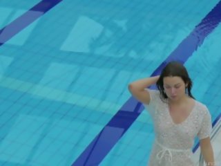 Katy soroka berambut lebat remaja dalam air