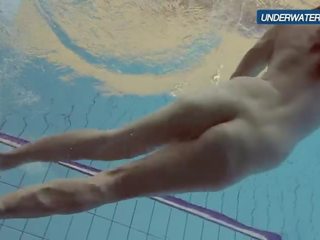Amatöör lastova continues tema ujuma