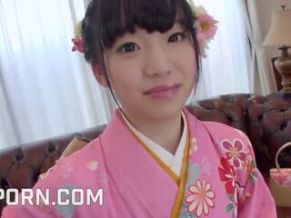-עשרהier יפני צעיר אישה לָבוּשׁ ב kimono כמו terrific מציצות ו - כוס עוגית מלוכלך סרט ריסטורי mov
