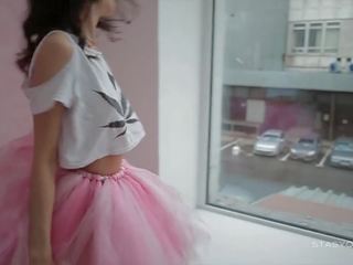 Attractive sveta ples nošenje a roza balerina tutu