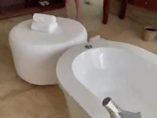 Vacation- amatore dashnor anale derdhje jashtë në the dush dhomë
