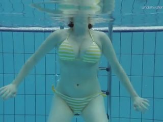 Poco tetitas adolescente lada bajo el agua desnudo