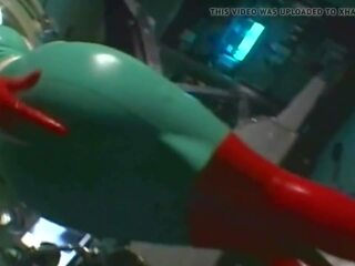 Dobře známý japonská zdravotní sestra milks johnson v červený latexové rukavice