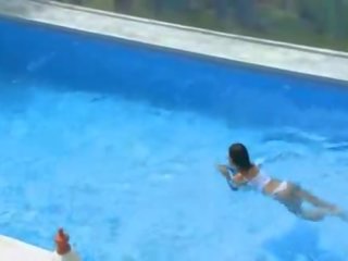 Gira mamalhuda miúda sozinho em o piscina