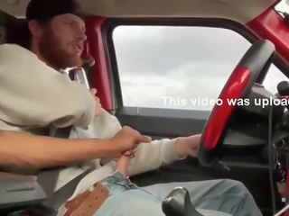 Divi krāšņa cilvēki masturbācija uz the automašīna