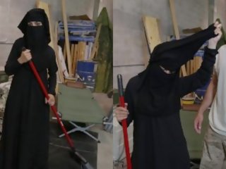 Tour daripada punggung - muslim wanita sweeping lantai mendapat noticed oleh randy warga amerika soldier