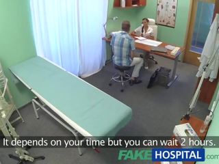 Fakehospital пацієнт дає його sensational брюнетка медсестра a крем пиріг