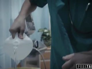 Pure tabu perv surgeon dáva násťročné pacient vagína skúška