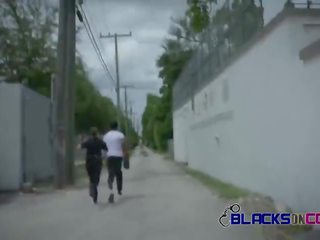 Blacks på cops utomhus offentlig xxx video- med bystiga vit prime babes