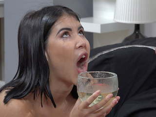 Podrejeno fancy ženska je urin v usta, brezplačno umazano film f5