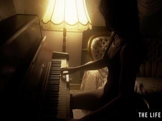 Utrolig tenåring brunette spiller henne fitte som en piano keyboard