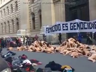 Nua mulheres protest em argentina -colour versão: adulto vídeo 01
