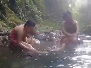 Bonita niñas teniendo bañera al aire libre, gratis sexo película 6d