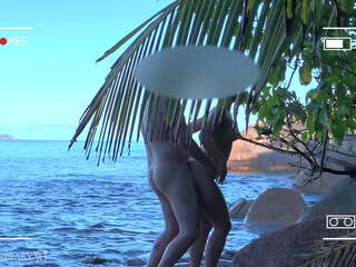 Podglądanie szpiegowanie nagie para mający dorosły film na publiczne plaża.