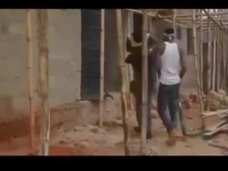 아프리카의 nigerian 빈민가 챕스 윤간 에이 처녀 / 처음으로 부분